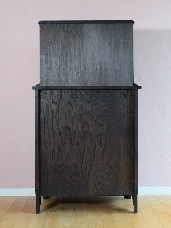 カップボードチェストの後ろ姿