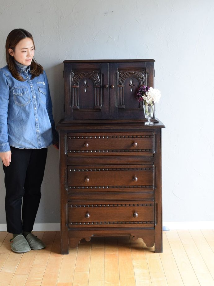 英国アンティークのキャビネット