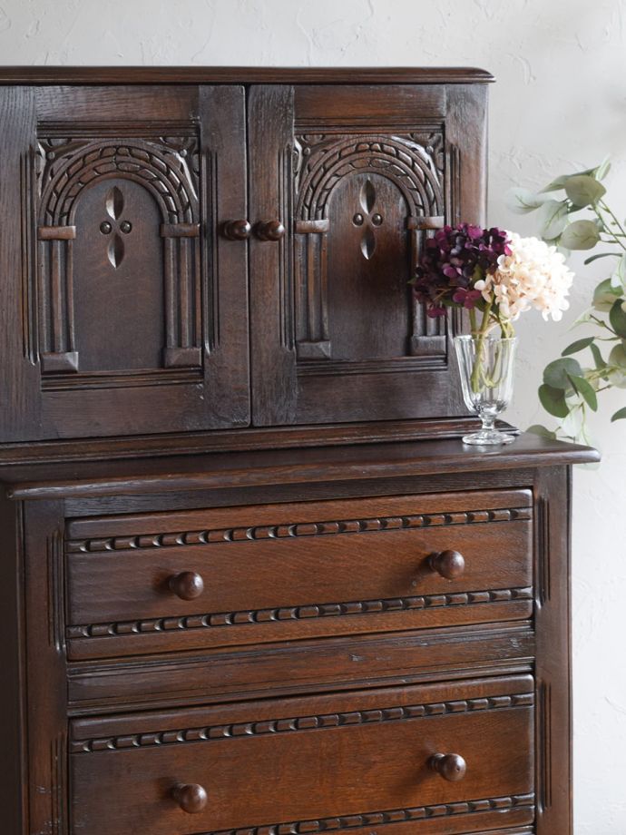 アンティーク家具らしい美しい杢目