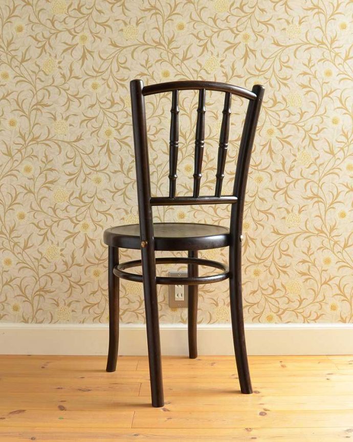 ベントウッドチェア　アンティーク チェア　人気の高いアンティークの英国椅子、バンブー背もたれがお洒落なベントウッドチェア。後ろ姿にも自信があります！アンティークは新品ではないので経年変化によるキズはありますが、しっかり修復して組み直したので安心して座って頂けます。(q-268-c)