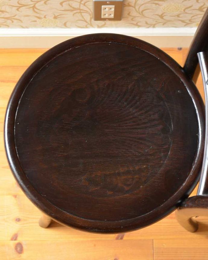 ベントウッドチェア　アンティーク チェア　人気の高いアンティークの英国椅子、バンブー背もたれがお洒落なベントウッドチェア。座面にも個性があります背もたれだけじゃなく座面にも注目！丸くて可愛い座面がベントウッドの特長です。(q-268-c)