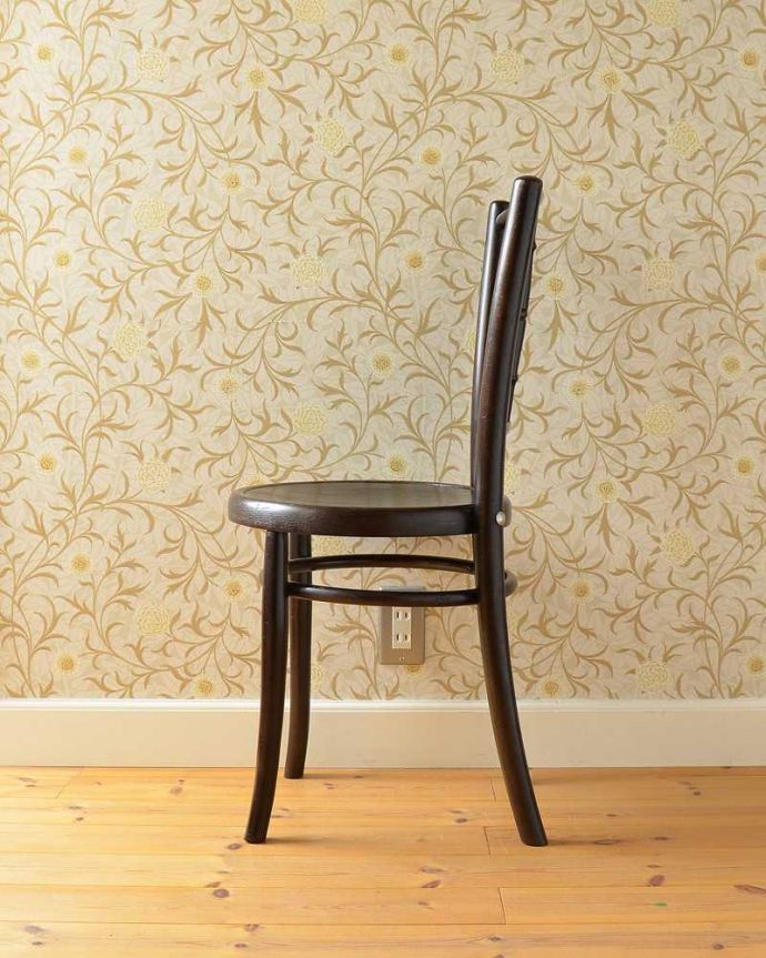 ベントウッドチェア　アンティーク チェア　人気の高いアンティークの英国椅子、バンブー背もたれがお洒落なベントウッドチェア。横顔も英国らしいカッコよさ英国のパブの雰囲気たっぷりのベントウッドチェアは、横から見てもカッコイイんです。(q-268-c)