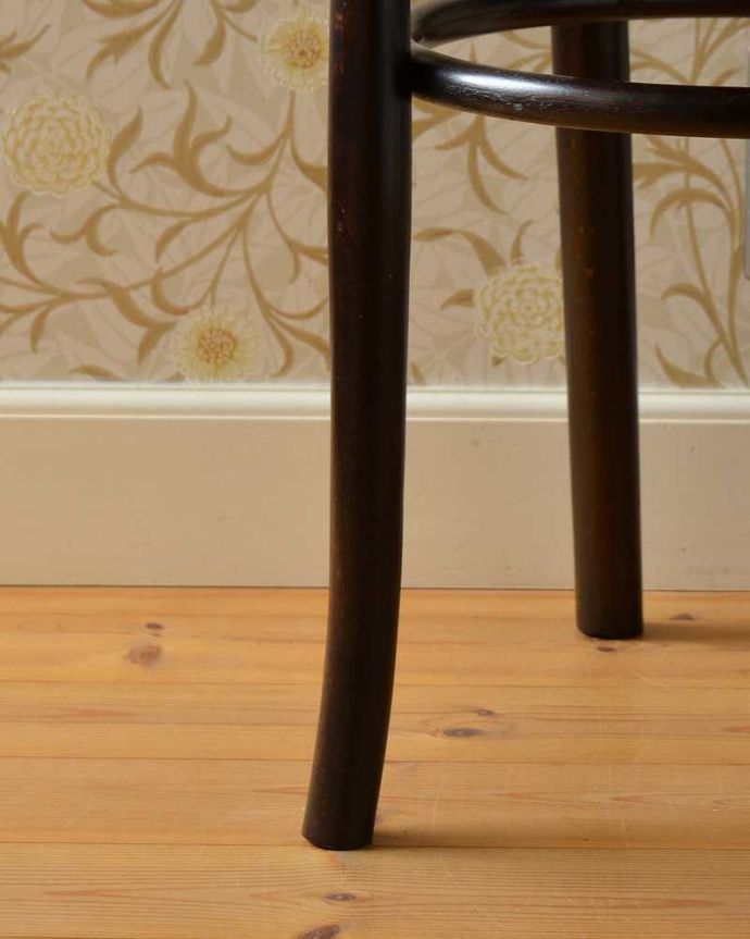 ベントウッドチェア　アンティーク チェア　人気の高いアンティークの英国椅子、バンブー背もたれがお洒落なベントウッドチェア。移動もラクラクHandleのアンティークチェアの脚の裏には、フェルトキーパーをお付けしていますので、床を滑らせてお使い頂けます。(q-268-c)