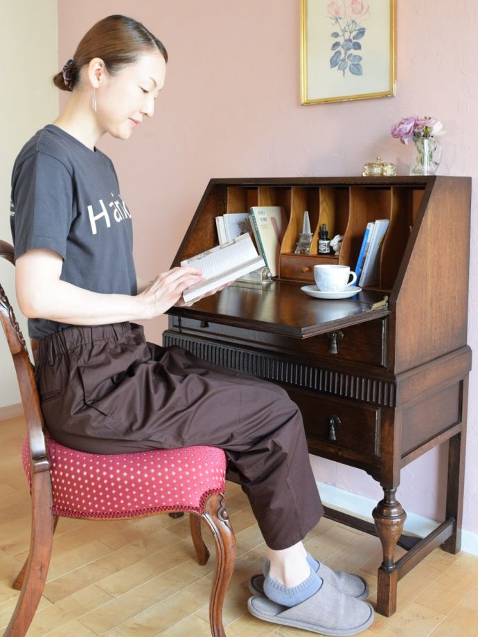 英国アンティークのライティングビューロー、オーク材の収納式デスク(q