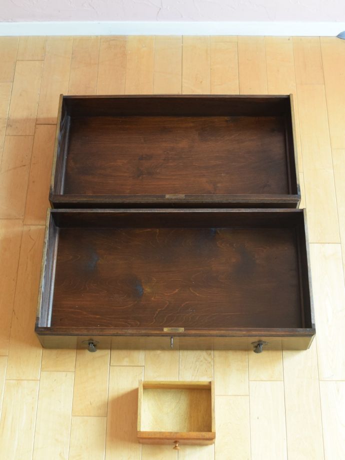 英国アンティークテーブル　収納　家具　ビューロー　イギリス 彫刻が美しいライティングビューロー、 英国アンティークの収納付き