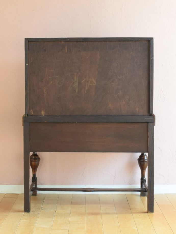 ライティングビューローの後ろ姿