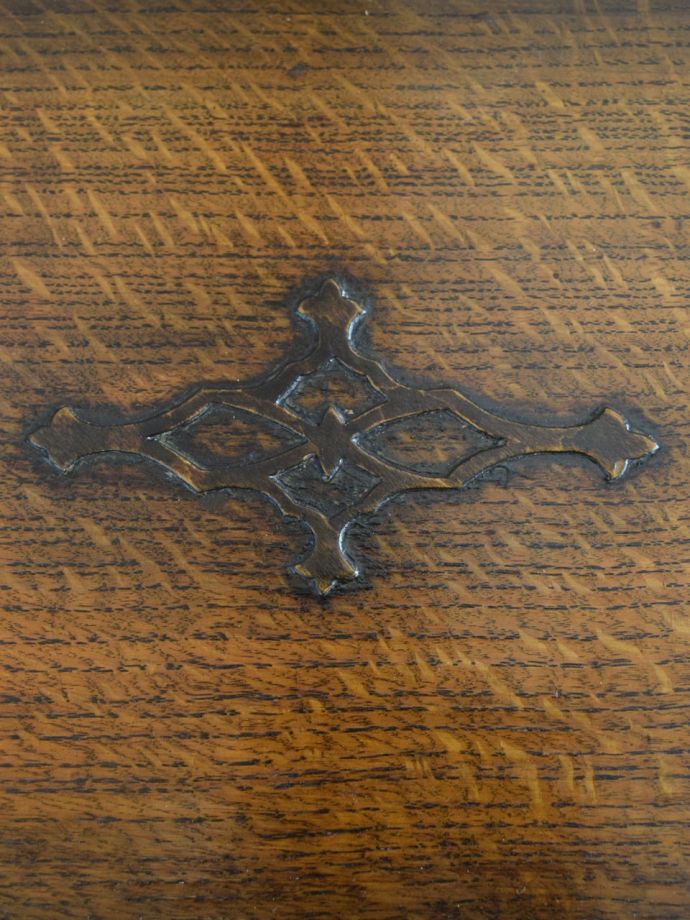 英国アンティーク家具らしい装飾