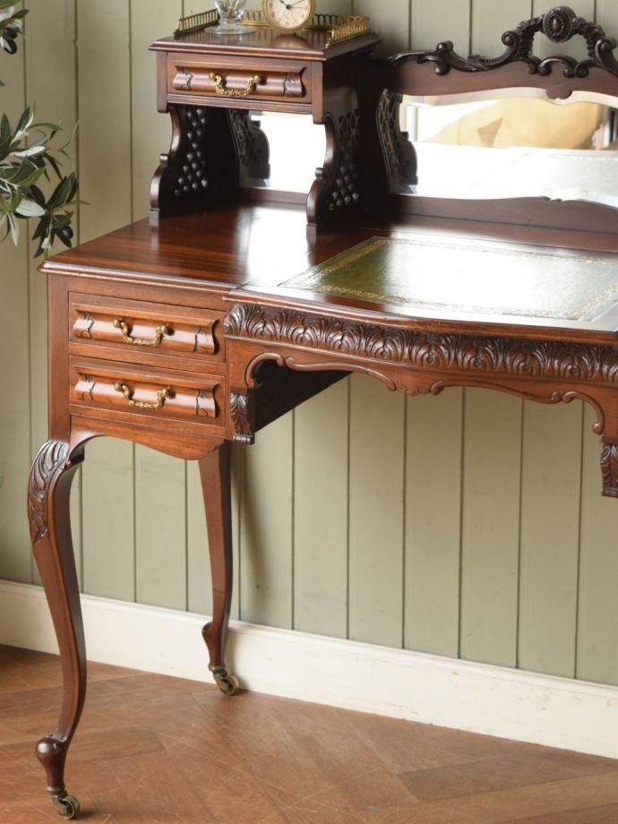 アンティークデスクの美しい木目