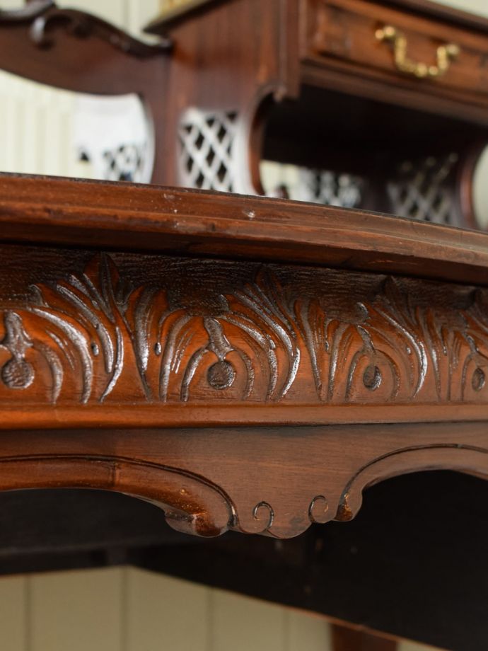 英国アンティーク家具らしい装飾