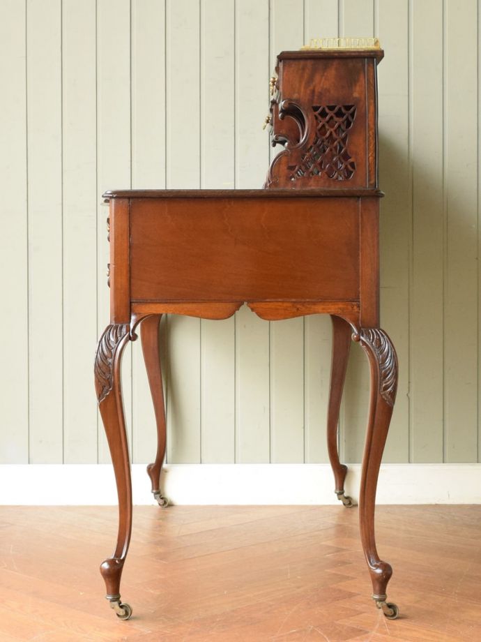 書斎デスクの側面