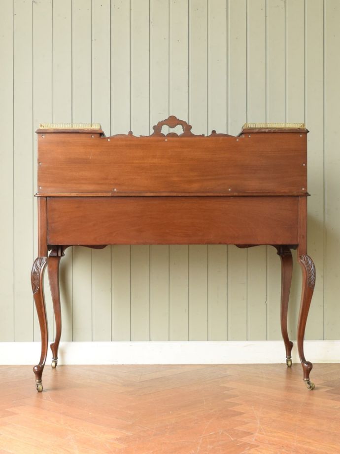 アンティークデスクの後ろ姿