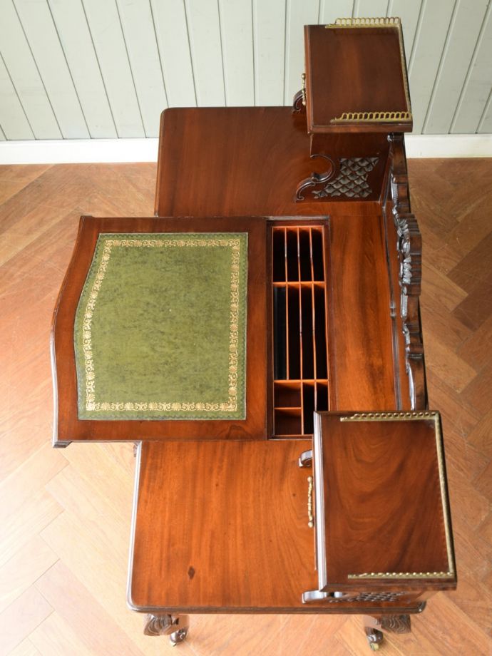 アンティークデスクの中