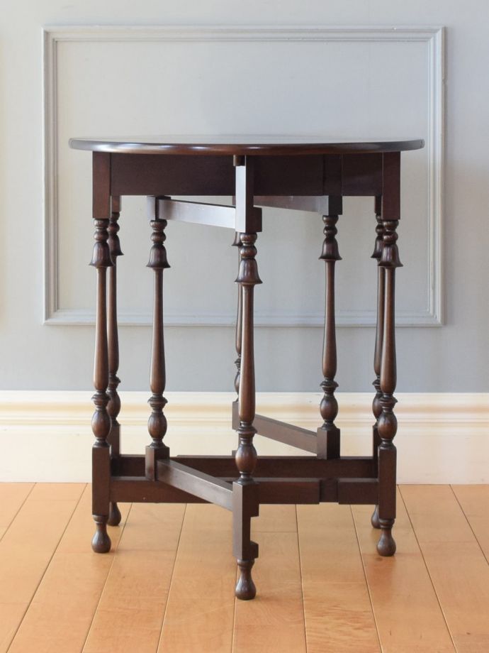 ゲートレッグテーブルの横顔