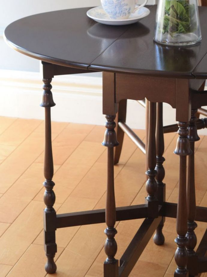 おしゃれなアンティークの伸長式テーブル