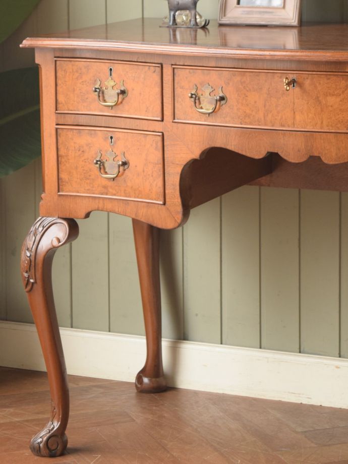 アンティークデスクの美しい木目