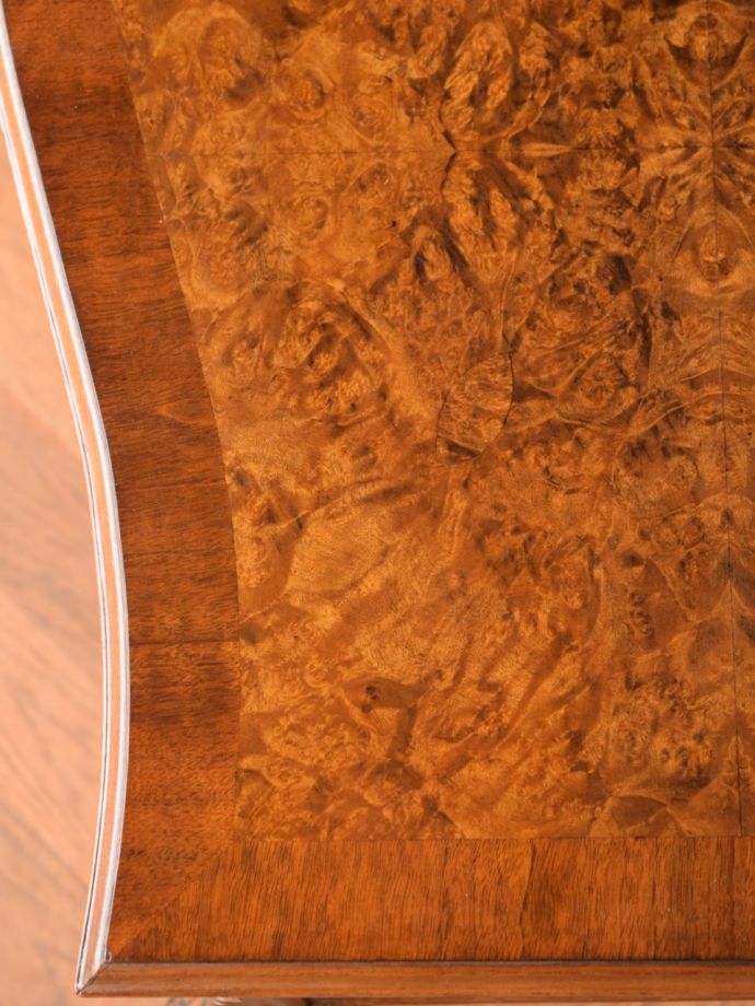 アンティークデスクの木目