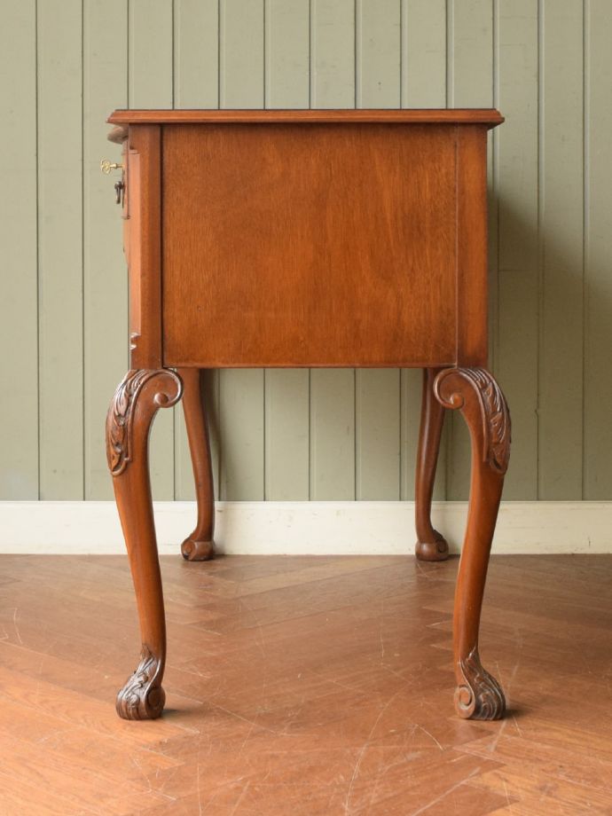 書斎デスクの側面