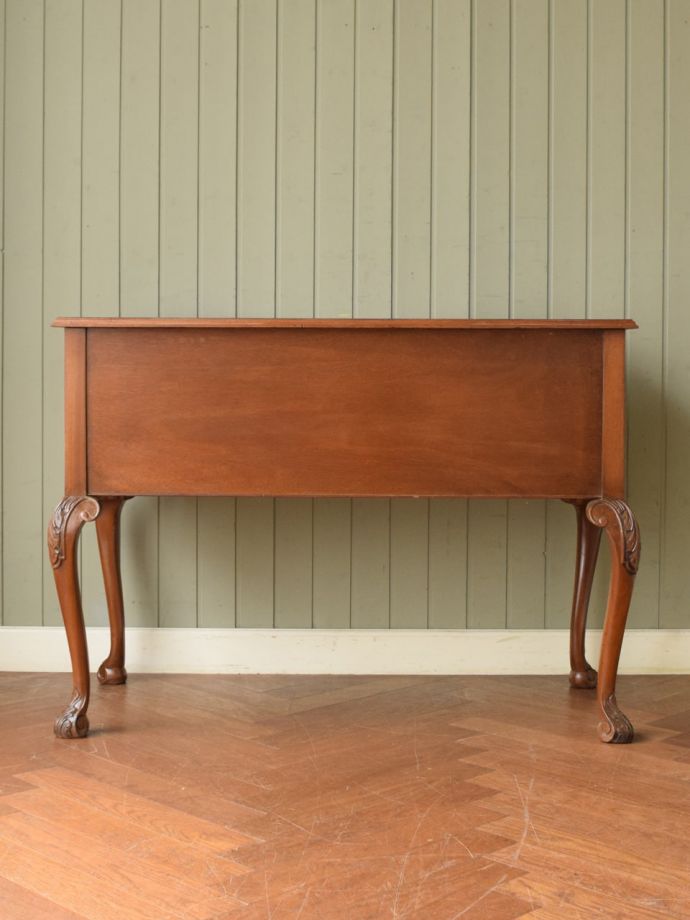 アンティークデスクの後ろ姿