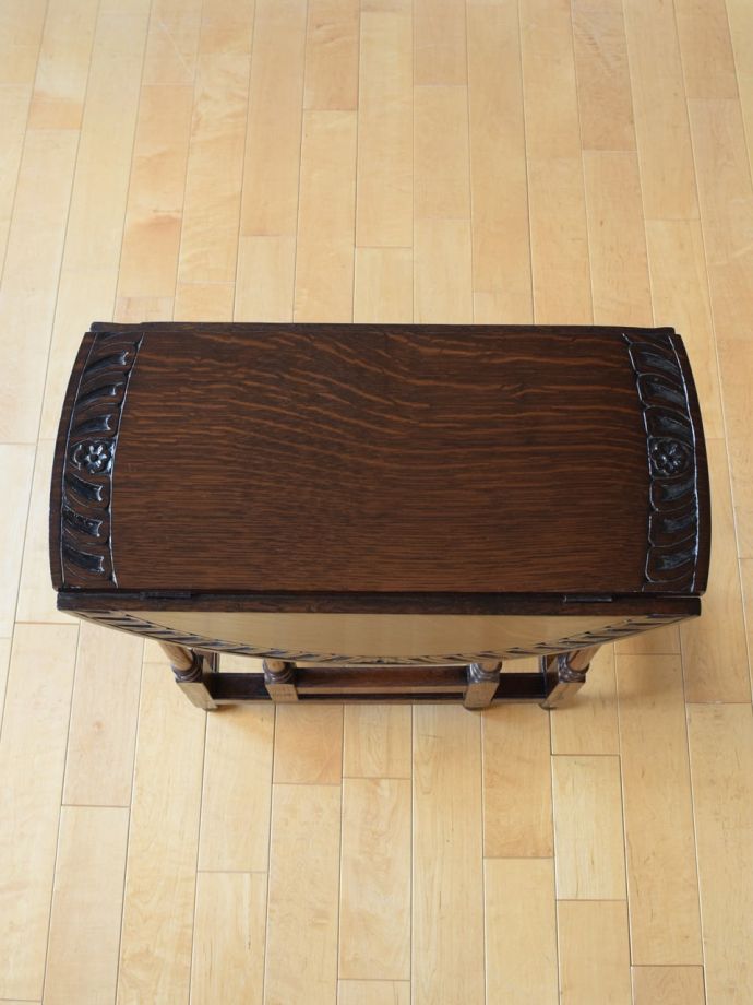 コンパクトなゲートレッグテーブル