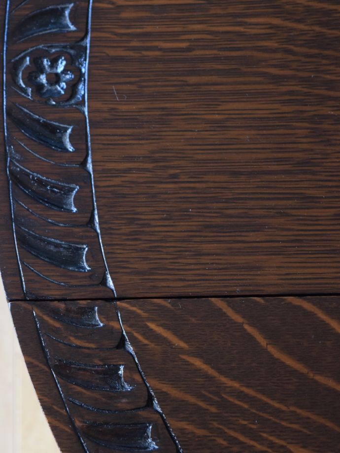 アンティークテーブルの美しい木目