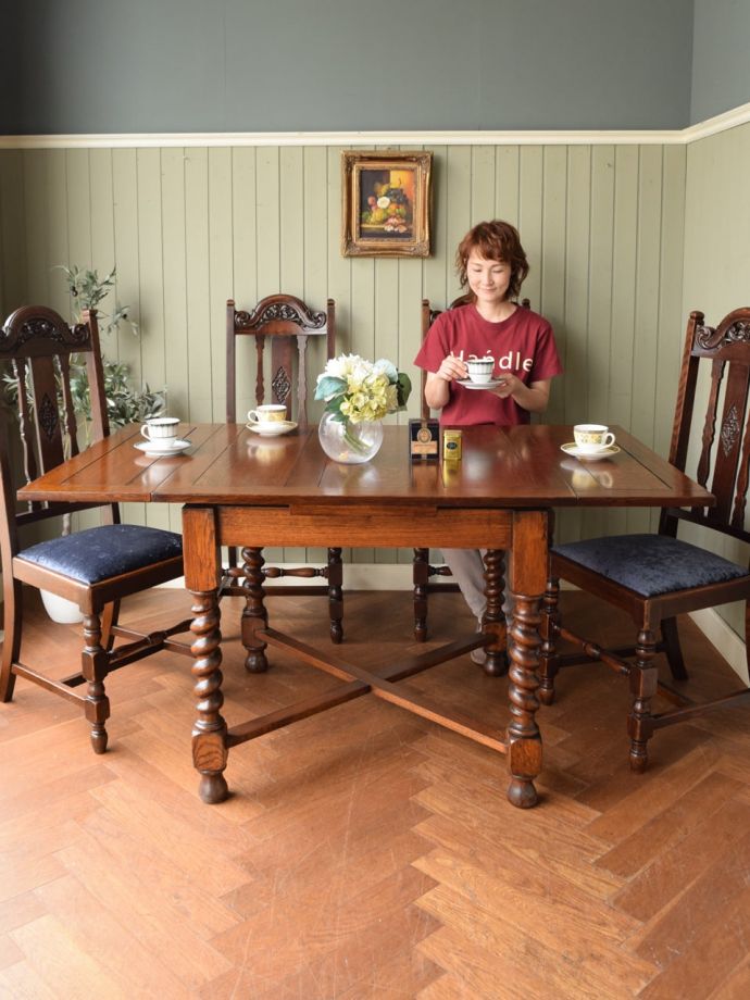 アンティークの伸長式テーブル