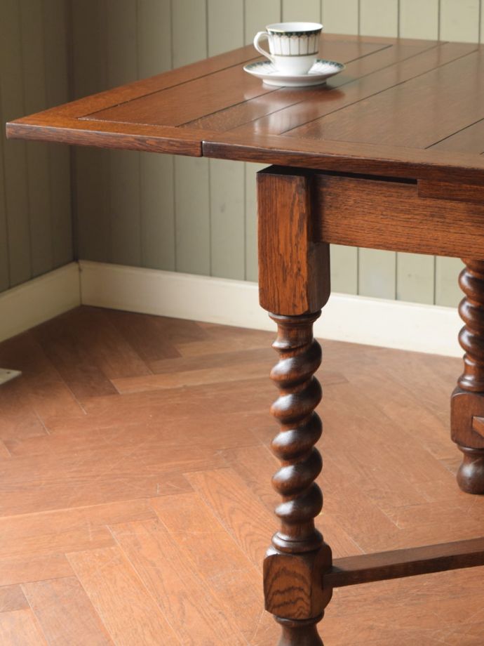 伸長式のおしゃれなアンティークテーブル