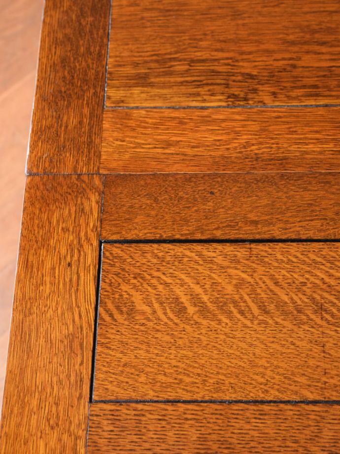 アンティークテーブルの木目