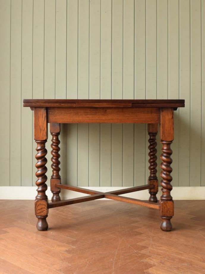 伸長式テーブルの側面