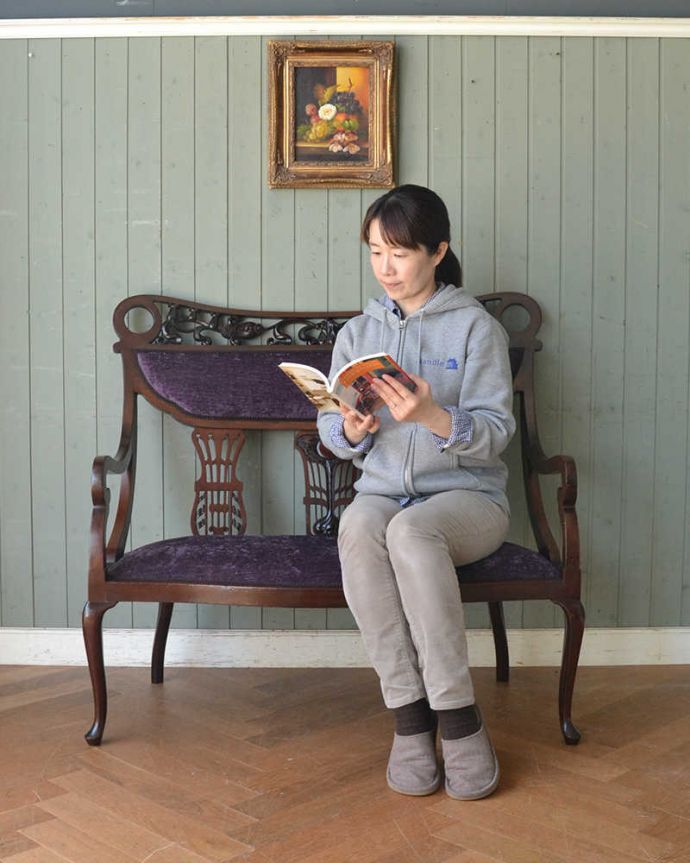 セティ・ソファ・ベンチ アンティーク チェア 英国のアンティークセティ、繊細な彫刻が美しいアーム付き長椅子(ソファ)。ここに座るだけで貴婦人気分17世紀頃に誕生した肘掛けと背もたれが付いた椅子セティは、2人以上で座れるソファの前身になった椅子。(q-269-c)