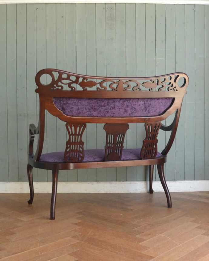 セティ・ソファ・ベンチ アンティーク チェア 英国のアンティークセティ、繊細な彫刻が美しいアーム付き長椅子(ソファ)。後ろ姿を見ても完璧な美しさアンティークは新品ではないので、もちろん経年変化によるキズはありますがHandleでは専門の職人がしっかり修復しています。(q-269-c)