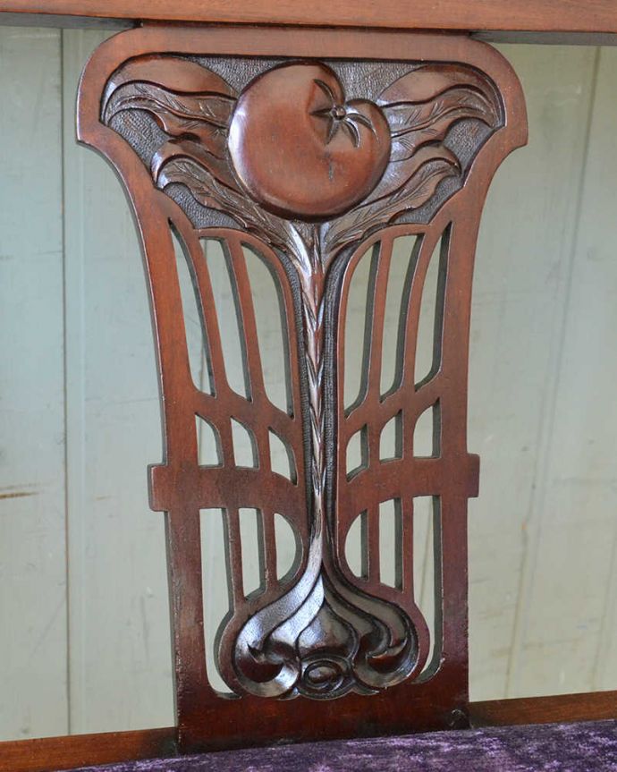 セティ・ソファ・ベンチ アンティーク チェア 英国のアンティークセティ、繊細な彫刻が美しいアーム付き長椅子(ソファ)。芸術作品のような彫アンティークらしい透かし彫りの美しさに思わずうっとりしてしまいます。(q-269-c)