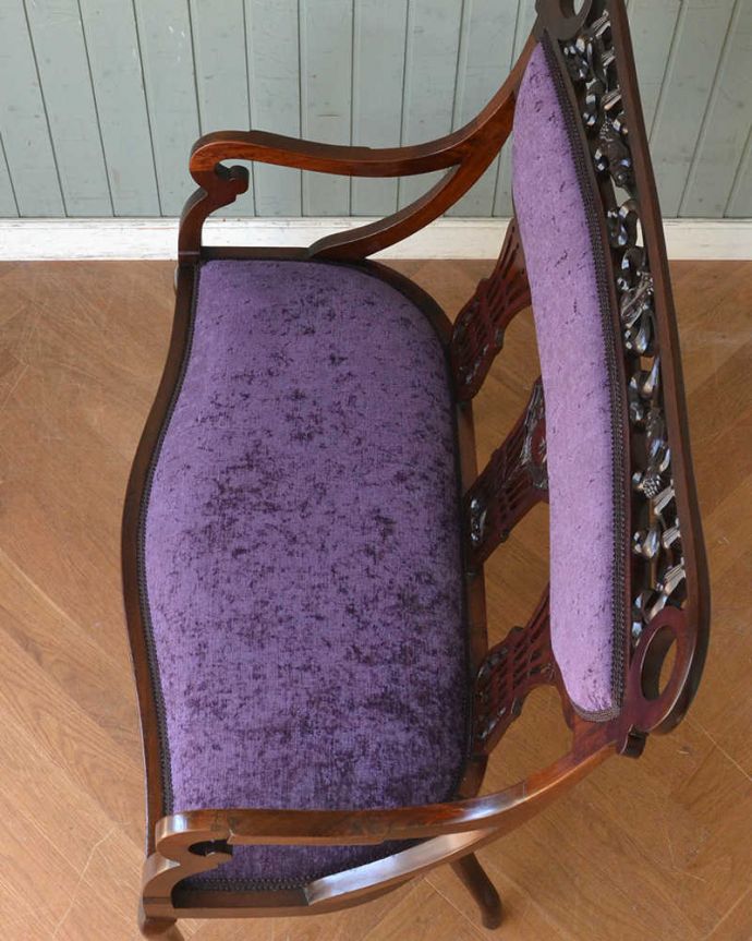 セティ・ソファ・ベンチ アンティーク チェア 英国のアンティークセティ、繊細な彫刻が美しいアーム付き長椅子(ソファ)。新しい生地で張り替えました修復の際、一度、古い生地を剥がして木製部分を組み直した後、強度を持たせてから新しい生地で張り替えました。(q-269-c)