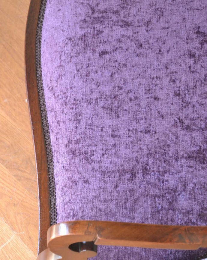 セティ・ソファ・ベンチ アンティーク チェア 英国のアンティークセティ、繊細な彫刻が美しいアーム付き長椅子(ソファ)。生地のセレクトもこだわりました優雅なセティの雰囲気そのままに、一番似合う貼り座をじっくり選びました。(q-269-c)