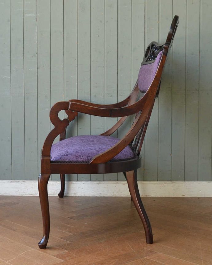 セティ・ソファ・ベンチ アンティーク チェア 英国のアンティークセティ、繊細な彫刻が美しいアーム付き長椅子(ソファ)。気品の感じられる横顔横から見ても優雅さは同じ。(q-269-c)