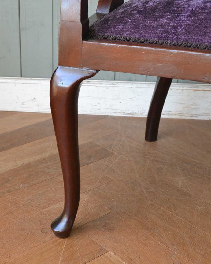 セティ・ソファ・ベンチ アンティーク チェア 英国のアンティークセティ、繊細な彫刻が美しいアーム付き長椅子(ソファ)。持ち上げなくても移動できます!Handleのアンティークは、脚の裏にフェルトキーパーをお付けしていますので、持ち上げなくても床を滑らせて移動させることが出来ます。(q-269-c)