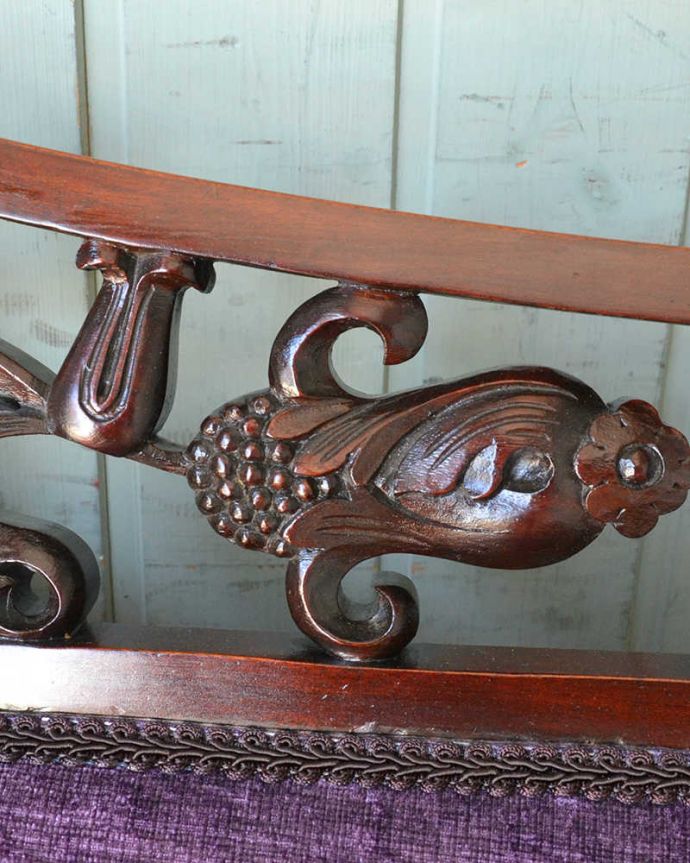 セティ・ソファ・ベンチ アンティーク チェア 英国のアンティークセティ、繊細な彫刻が美しいアーム付き長椅子(ソファ)。美しい背もたれの透かし彫り「ピアス・ドゥ・カービング」と呼ばれる背もたれの細工。(q-269-c)