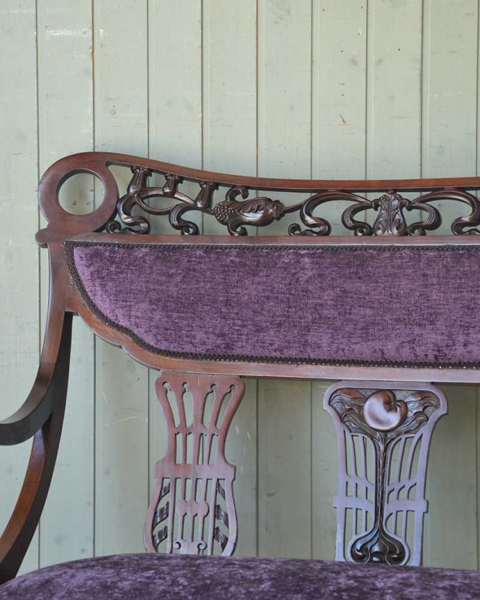 セティ・ソファ・ベンチ アンティーク チェア 英国のアンティークセティ、繊細な彫刻が美しいアーム付き長椅子(ソファ)。どこを切り取っても美しいシルエットアンティークの椅子らしい高級感が溢れるフォルム。(q-269-c)