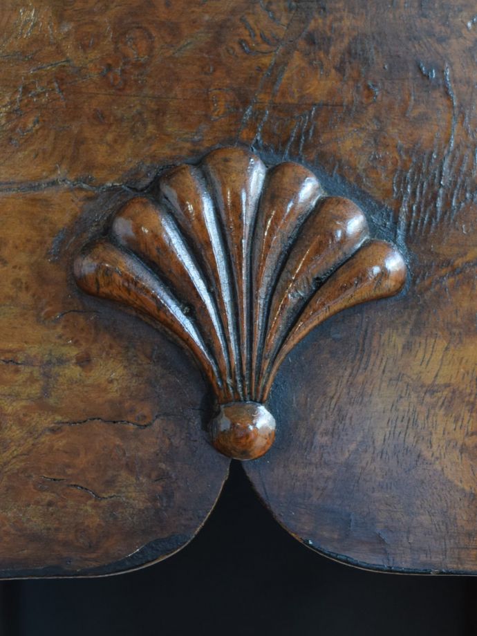 英国アンティーク家具らしい装飾