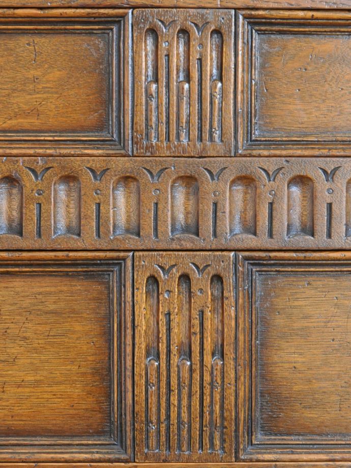 英国アンティーク家具らしい装飾