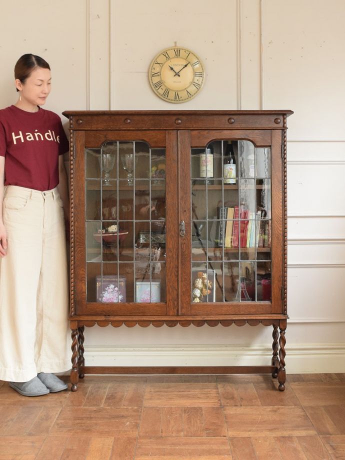 英国アンティークのキャビネット