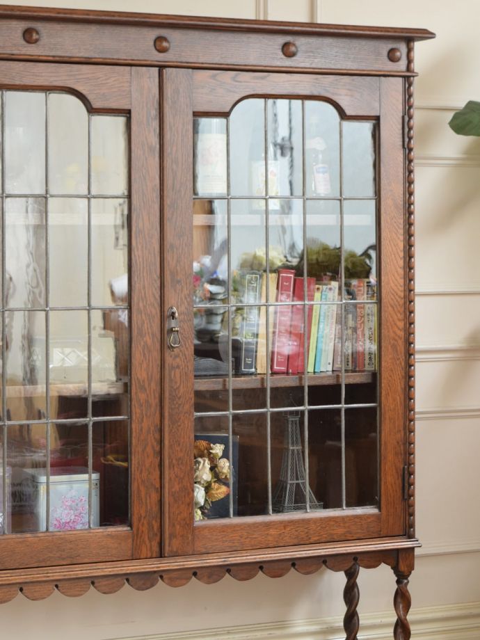 ステンドグラスの扉が美しいキャビネット