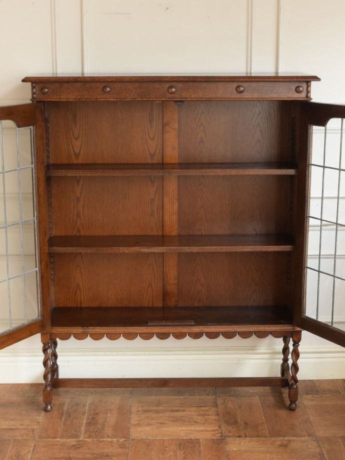 キャビネットの扉の中