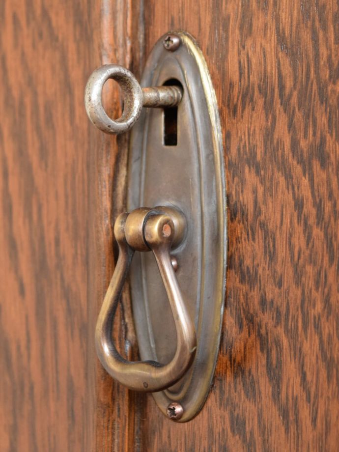 アンティーク家具の取っ手と鍵