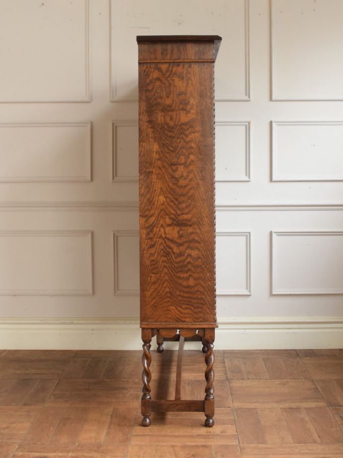 キャビネットの側面