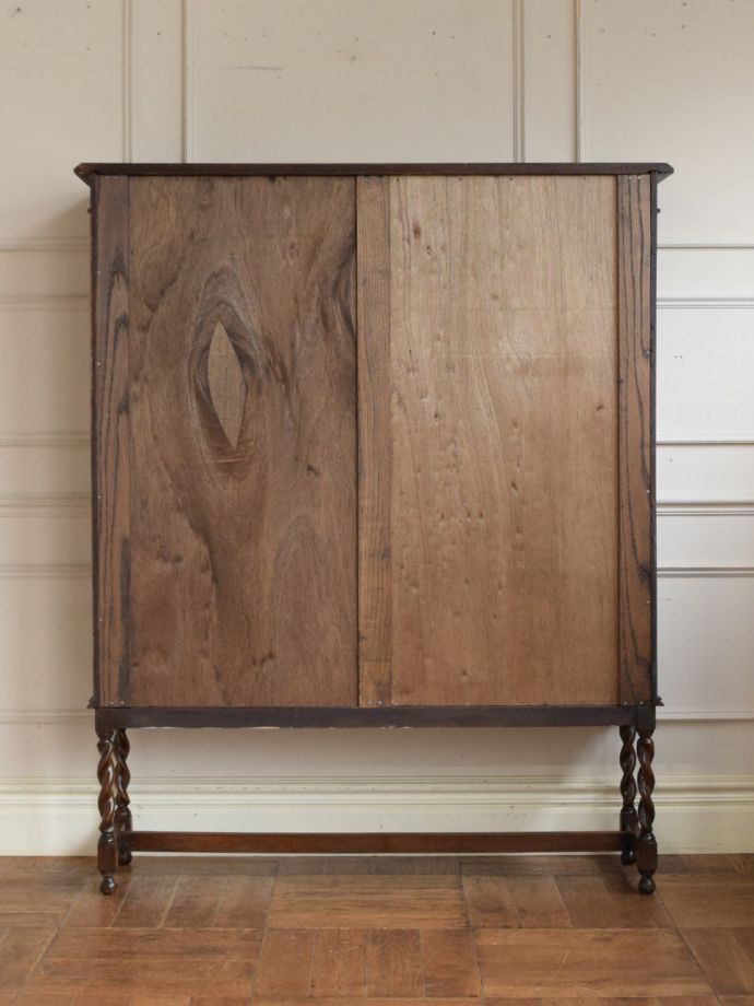 キャビネットの後ろ姿