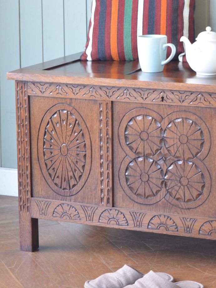 アンティーク家具らしさが漂うブランケットボックス