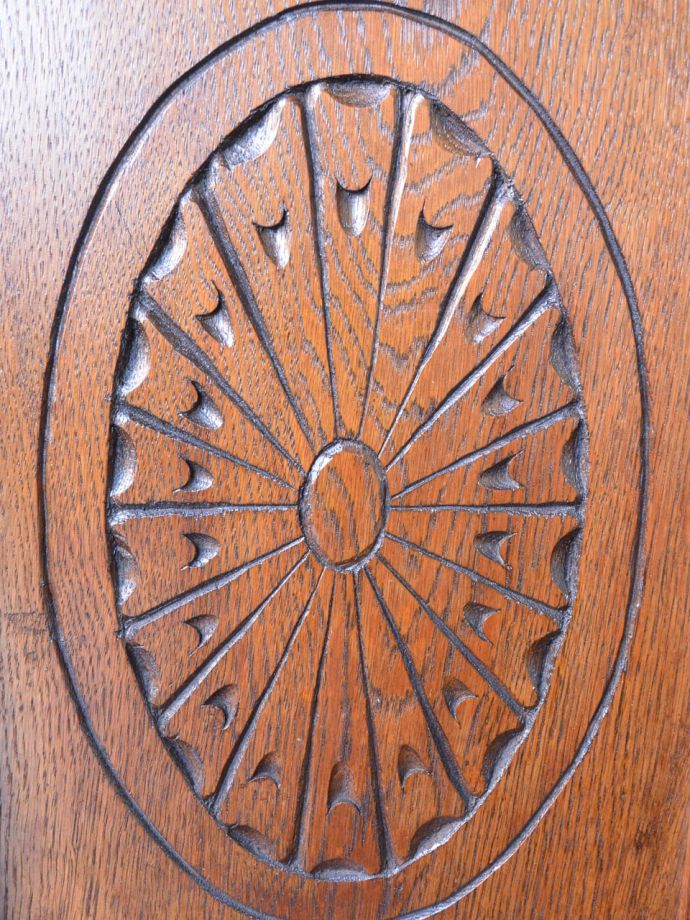 英国アンティーク家具らしい装飾