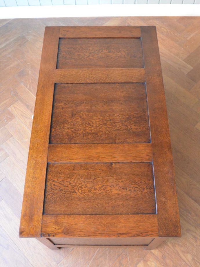 アンティークのブランケットボックスの天板