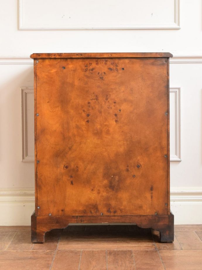 アンティークチェストの後ろ姿