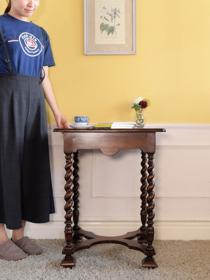 アンティークのオケージョナルテーブル